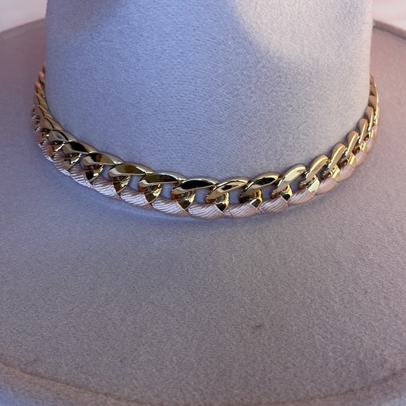NEW TRENDY BLUSH PINK WIDE BRIM CHUNKY CUBAN GOLD CHAIN DETAIL FEDORA HAT - Picture 4 of 8